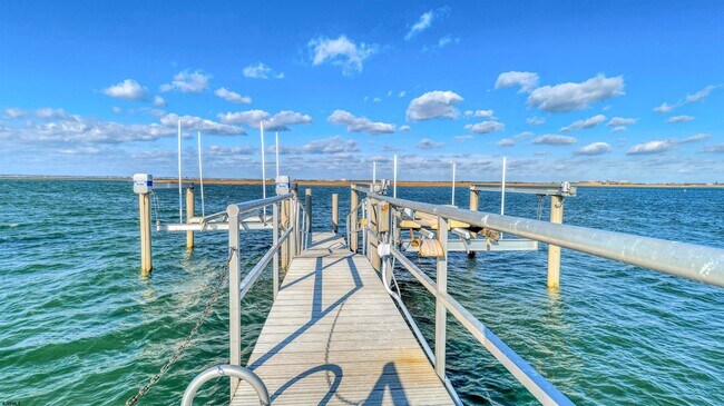 Building Photo - 909 N Cambridge Ave