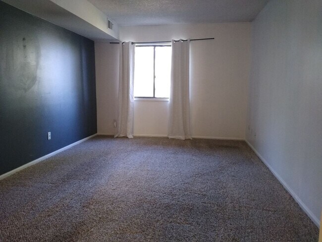 Building Photo - Awesome 2 Bedroom 2 Bath Condo w/ Garage P...