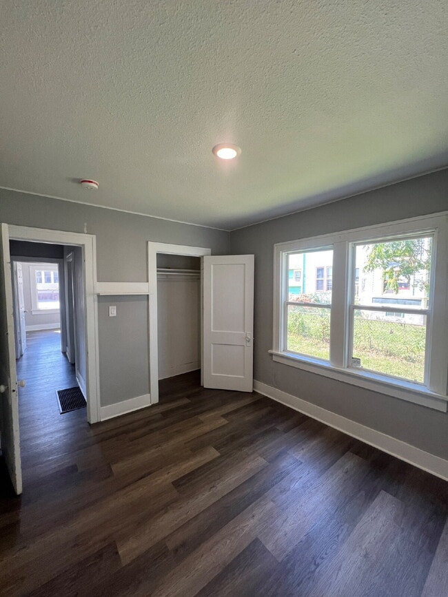 Building Photo - Newly Renovated 2 bedroom / 1 bathroom hou...