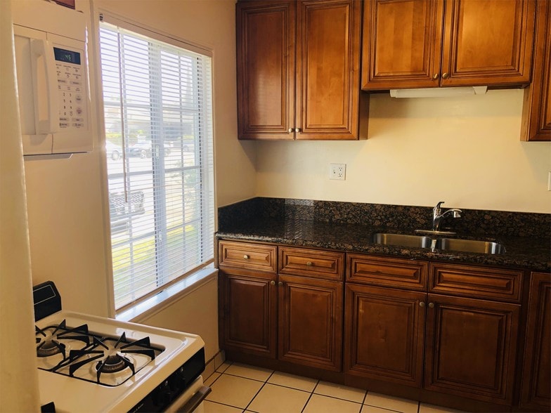 Building Photo - 410 S Sierra Madre Blvd