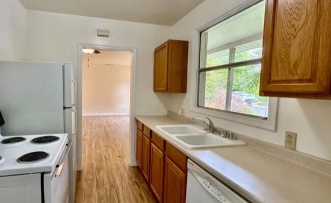 Building Photo - Cute As A Bug 2/1 Tahoe Park Gem!  Please read entire ad for viewings.