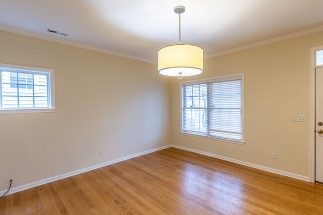 Building Photo - Single Family Home Minutes to DTWN/UVA Area