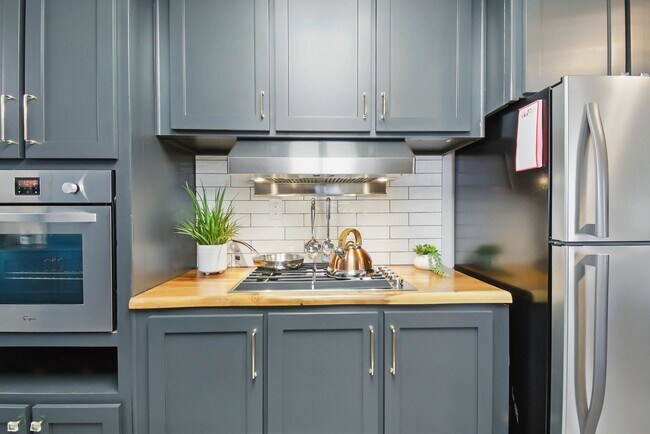 Building Photo - Highly Desirable Double Wide 55+ Home in Rancho Escondido!