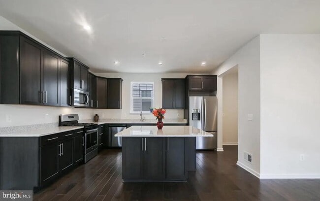 Building Photo - 1113 Saxton Dr