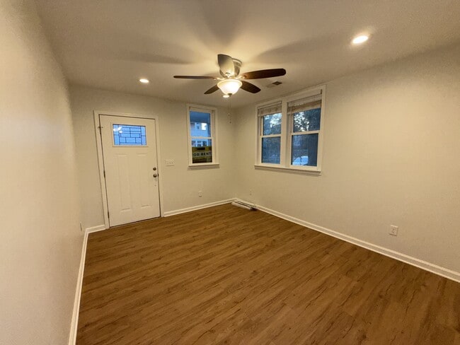 Building Photo - 212 Romney St