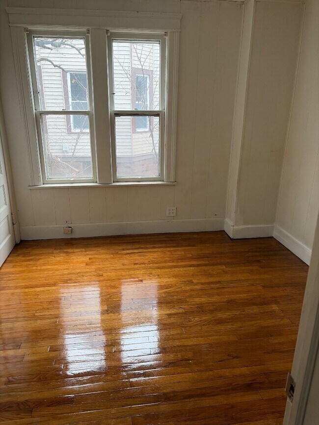 Building Photo - 1541 E 212th St