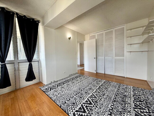 Building Photo - King Manor: Central 1 Bed, 1 Bath Apartment with 1 Parking Space