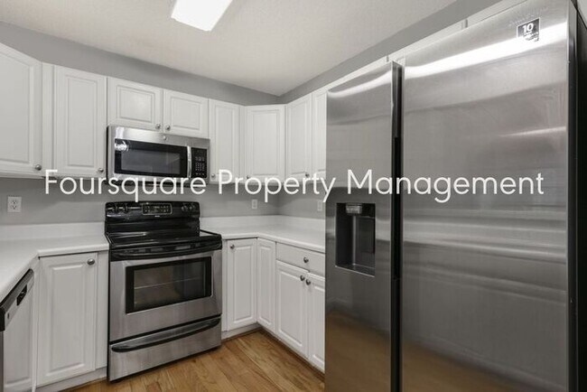 Building Photo - End Unit Town Home | 2nd Floor Loft | Wash...