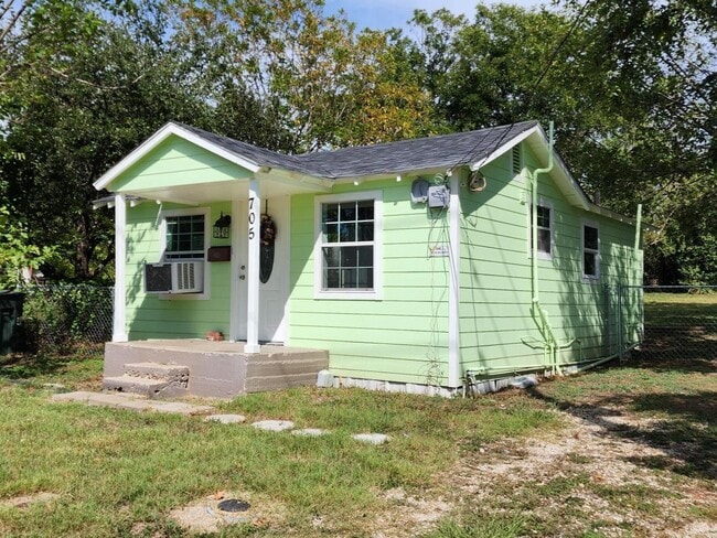 Building Photo - Updated 1-Bedroom Home with Spacious Yard ...