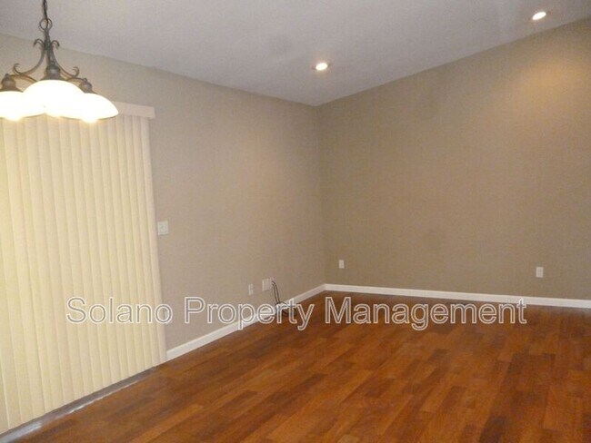 Building Photo - 476 Banning Way