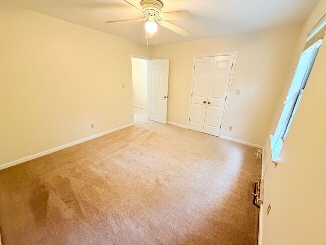 Building Photo - 2 Bedroom, 1 1/2 Bathrooms - Townhouse West Rome