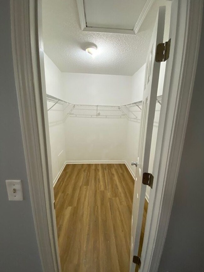 Building Photo - Welcome to this beautiful 4 bedroom, 2 bathroom home located in the desirable area of Wilmington,...