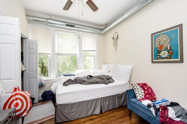 Building Photo - Top Floor 2bd/1bth Ukrainian Village, Avail August 1st!
