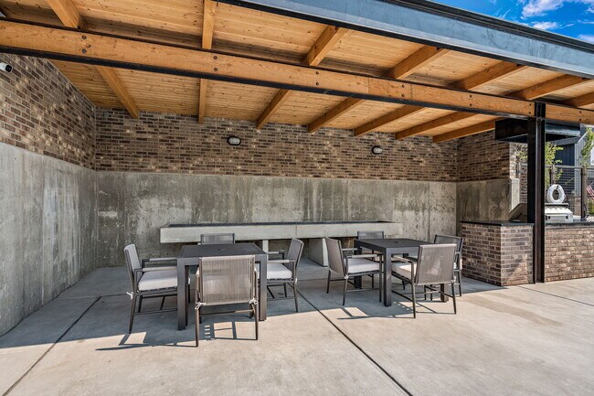 Building Photo - 116 S Carbon Rivet Ave