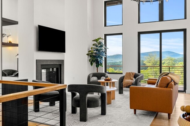 Building Photo - 162 Pond Rd