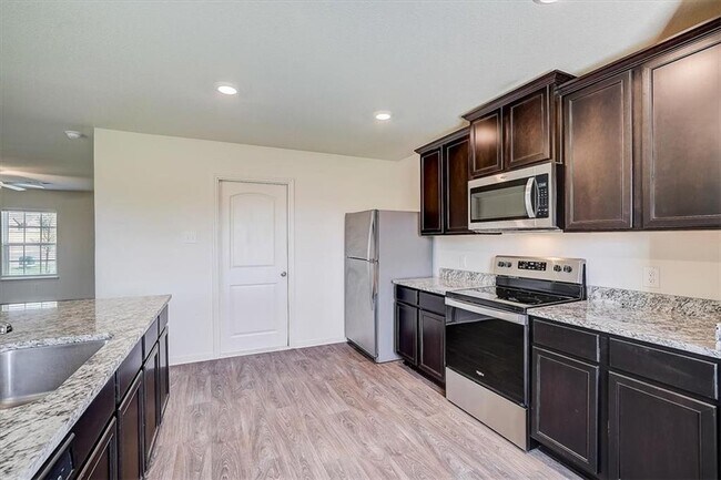 Building Photo - 221 Cres Park Dr
