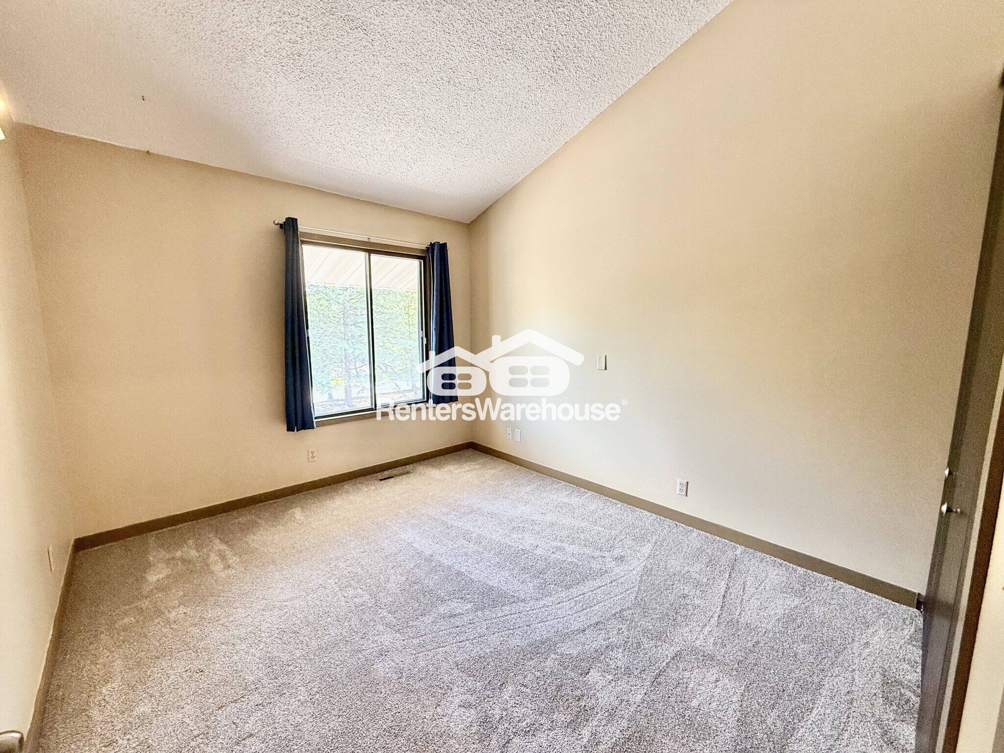 Building Photo - 14320 Fairway Dr