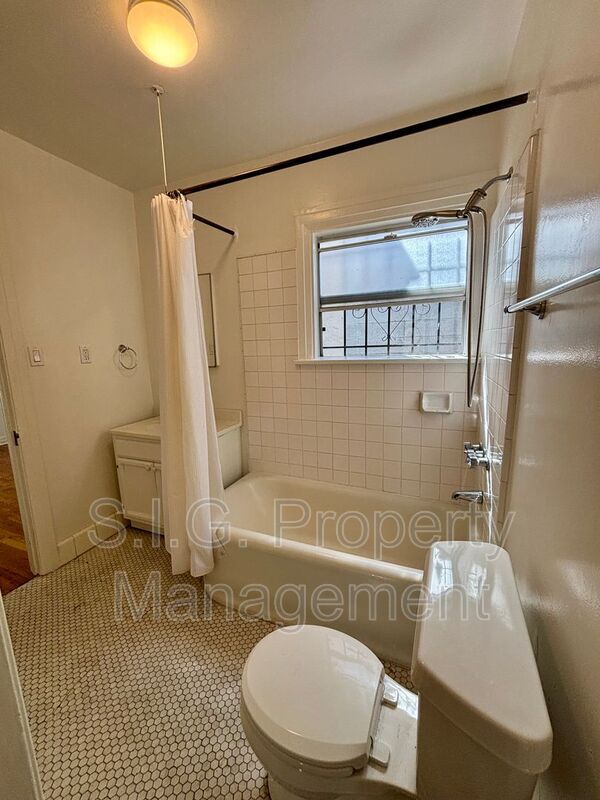 Building Photo - 2813 Rowena Ave