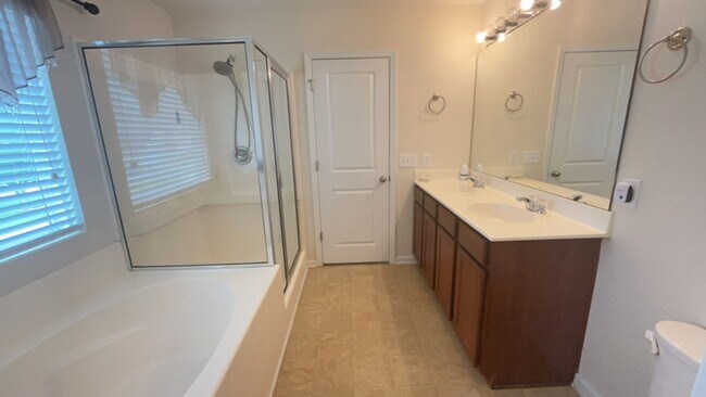 Building Photo - 4 Bedroom 2.5 Bath Home Located In Buckshi...