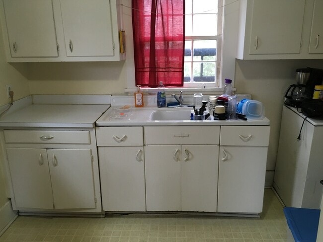 Building Photo - 880 Sunset Dr