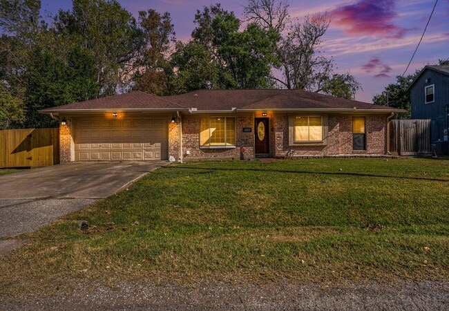 Building Photo - 1027 Sycamore St