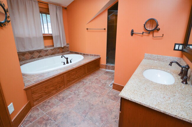Building Photo - Kutzky Park Home w/Master Suite
