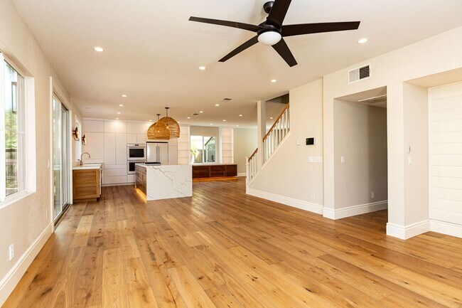 Building Photo - Beautiful Oceanside Cul-De-Sac Home!