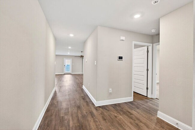 Building Photo - 6550 Eastland Cir