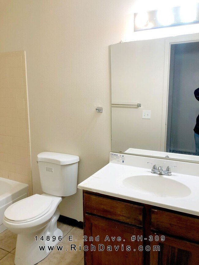 Building Photo - 2 bed, 2 bath with washer/dryer hookup.  Great location off Sable and 2nd Ave.