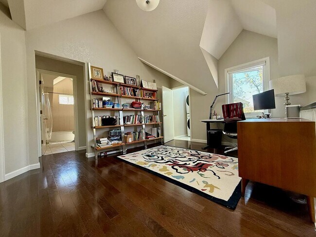 Building Photo - Furnished or Unfurnished: Updated 4 Bed 3....