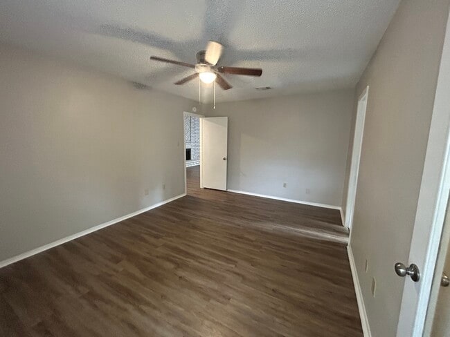 Master bedroom - 22011 Grand Forks Dr