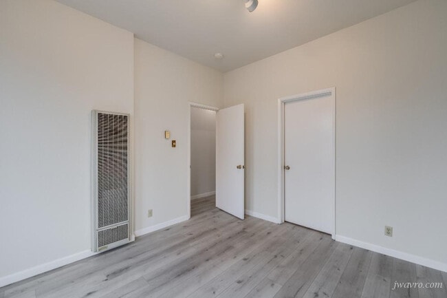 Building Photo - 33a Isis St