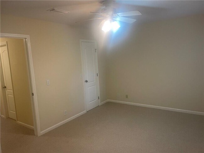 Building Photo - 104 Courtyard Villas Ln