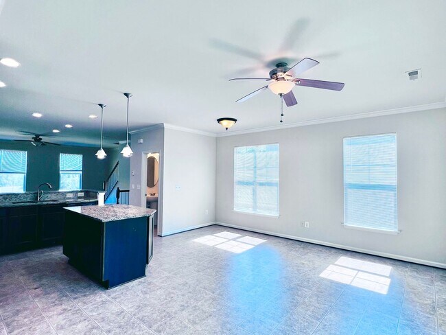 Building Photo - STAFFORD - 3 BEDROOM TOWNHOUSE - WOODSTREAM