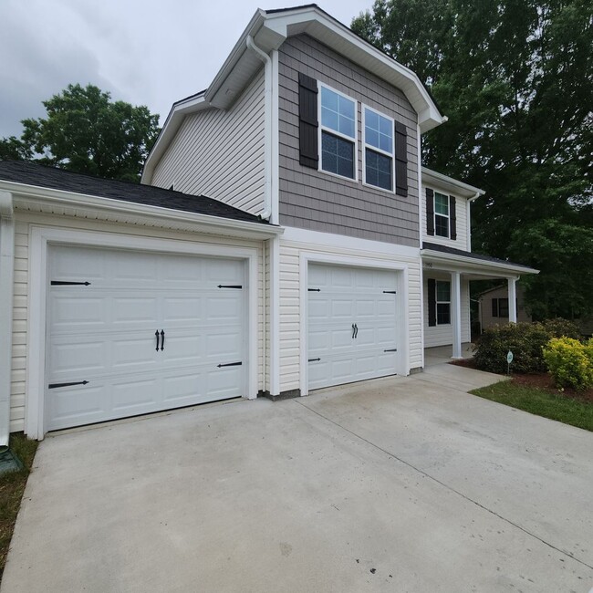 Building Photo - 4 Bedroom House with Double Garage FOR REN...