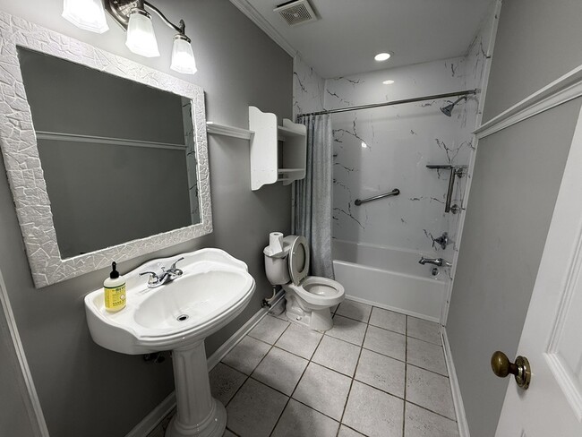 Building Photo - 110 S Pinepoint Dr