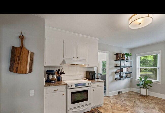 Building Photo - 4326 Castleton Rd