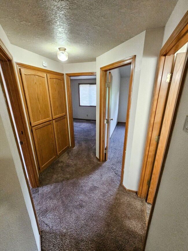 Building Photo - 1097 Summer Breeze Dr N