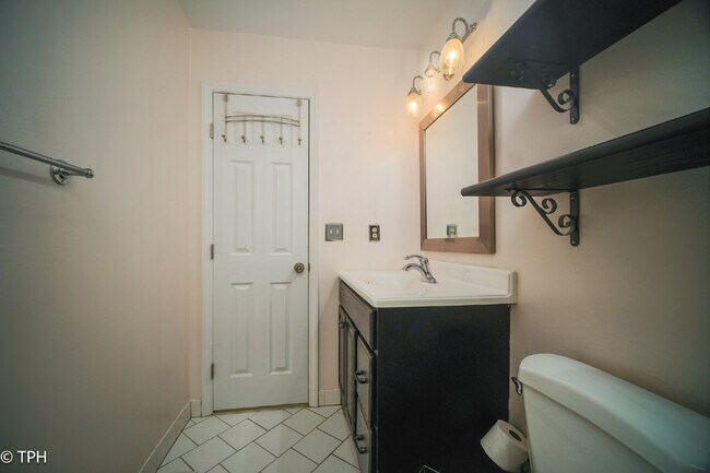 Building Photo - "Charming 2-Bedroom Gem with Granite Elegance in Charlotte's Heart!"