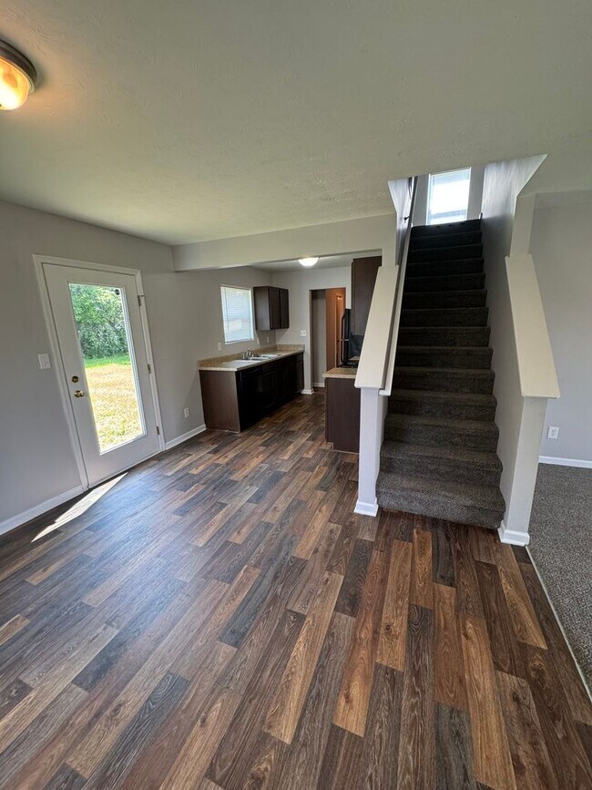 Building Photo - Columbus IN  - 3 BR home with loft