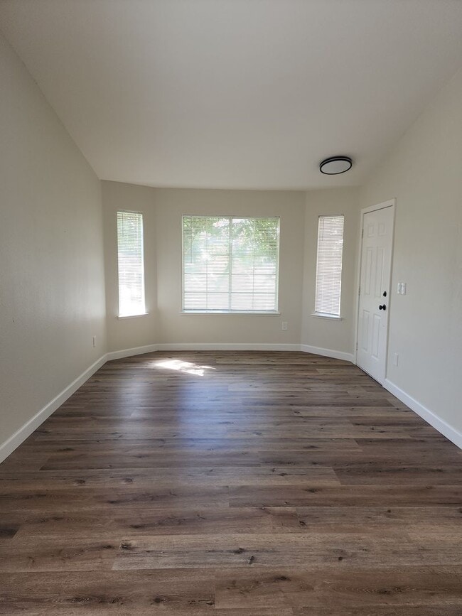 Building Photo - Salida 3 Bedroom 2 Bathroom with 2 Car Garage