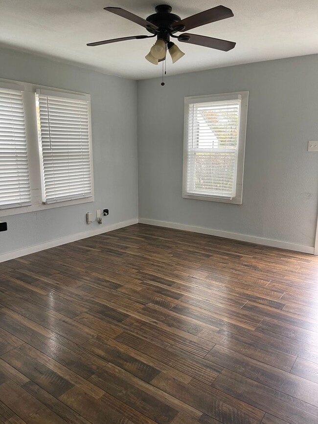 Building Photo - 2 Bedroom/1 Bath Home - Walking distance t...