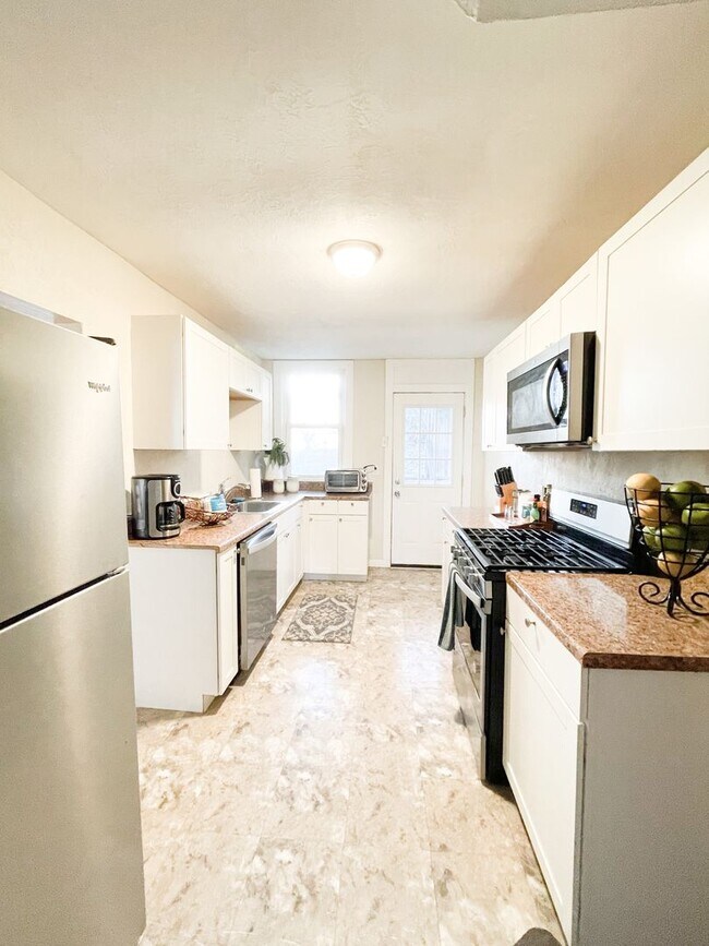 Building Photo - AVAILABLE AUGUST 2026 - Beautiful 4+ bedroom, 1 bath home in Mt Washington!