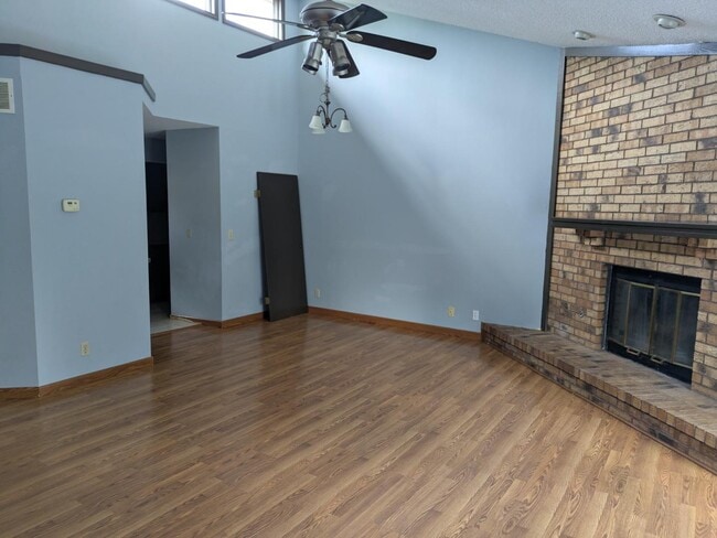 Building Photo - 3136 N Longfellow Ct