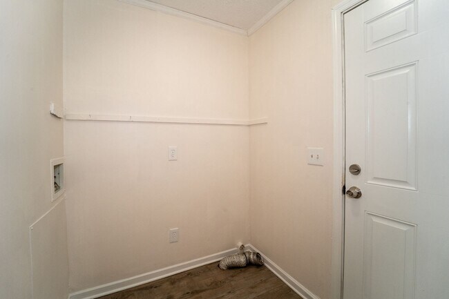Building Photo - 37 Evergreen Ave