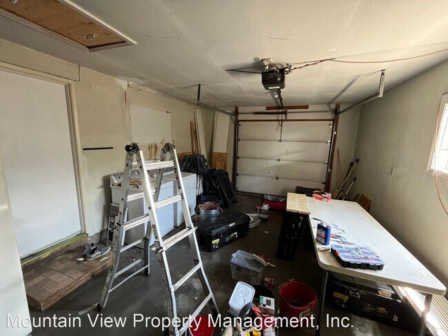 Building Photo - 3 br, 1 bath House - 1302 NE Dempsey Drive