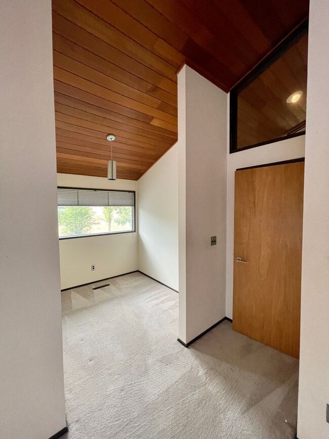 Building Photo - Country Living within one mile to town