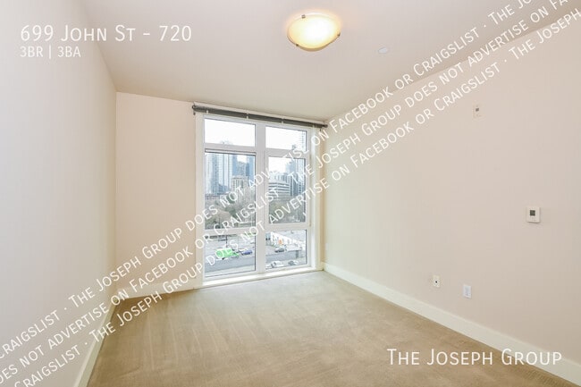 Building Photo - 699 John St