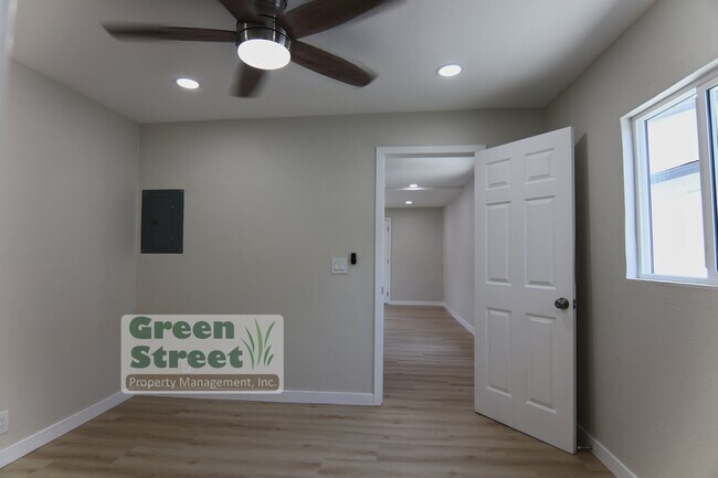 Building Photo - 3851 Menlo Ave