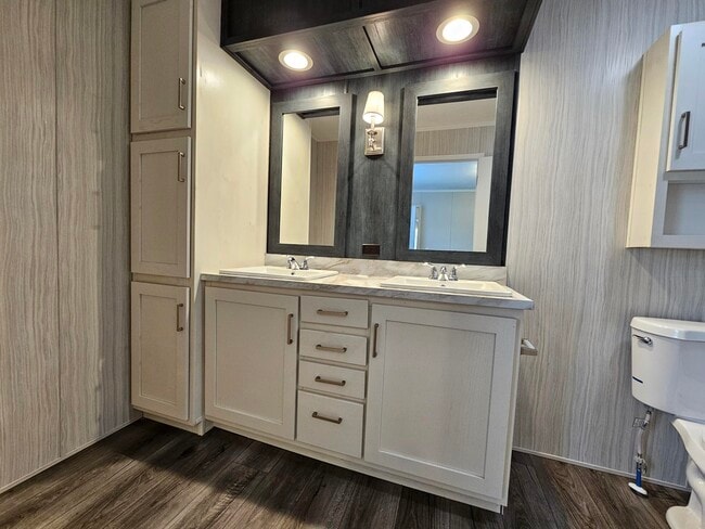 Building Photo - 46000 Geddes Rd